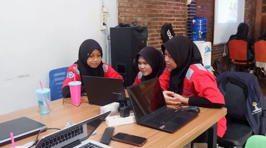 https://indito.id/blog/news-2/hari-kedua-pkl-coding-di-pt-indito-latihan-ngoding-dan-menulis-esai-untuk-menentukan-arah-digital-talenta-muda-80
