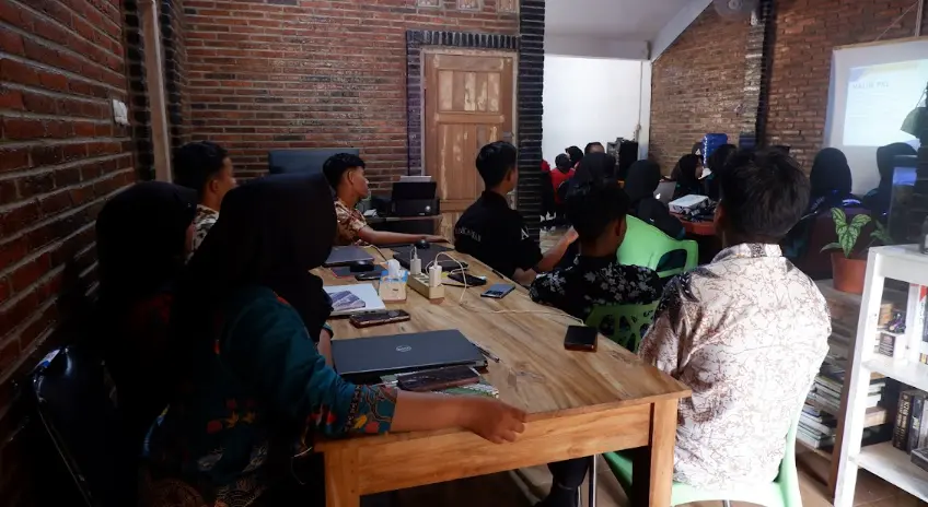 https://indito.id/blog/news-2/hari-kedua-pkl-coding-di-pt-indito-latihan-ngoding-dan-menulis-esai-untuk-menentukan-arah-digital-talenta-muda-80
